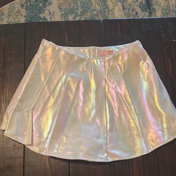 Sleek Silver and White Skorts for Versatile Style - Picture 1 of 4